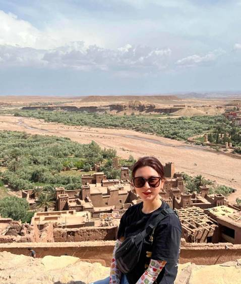 人站在山上中度可信度描述已自动生成